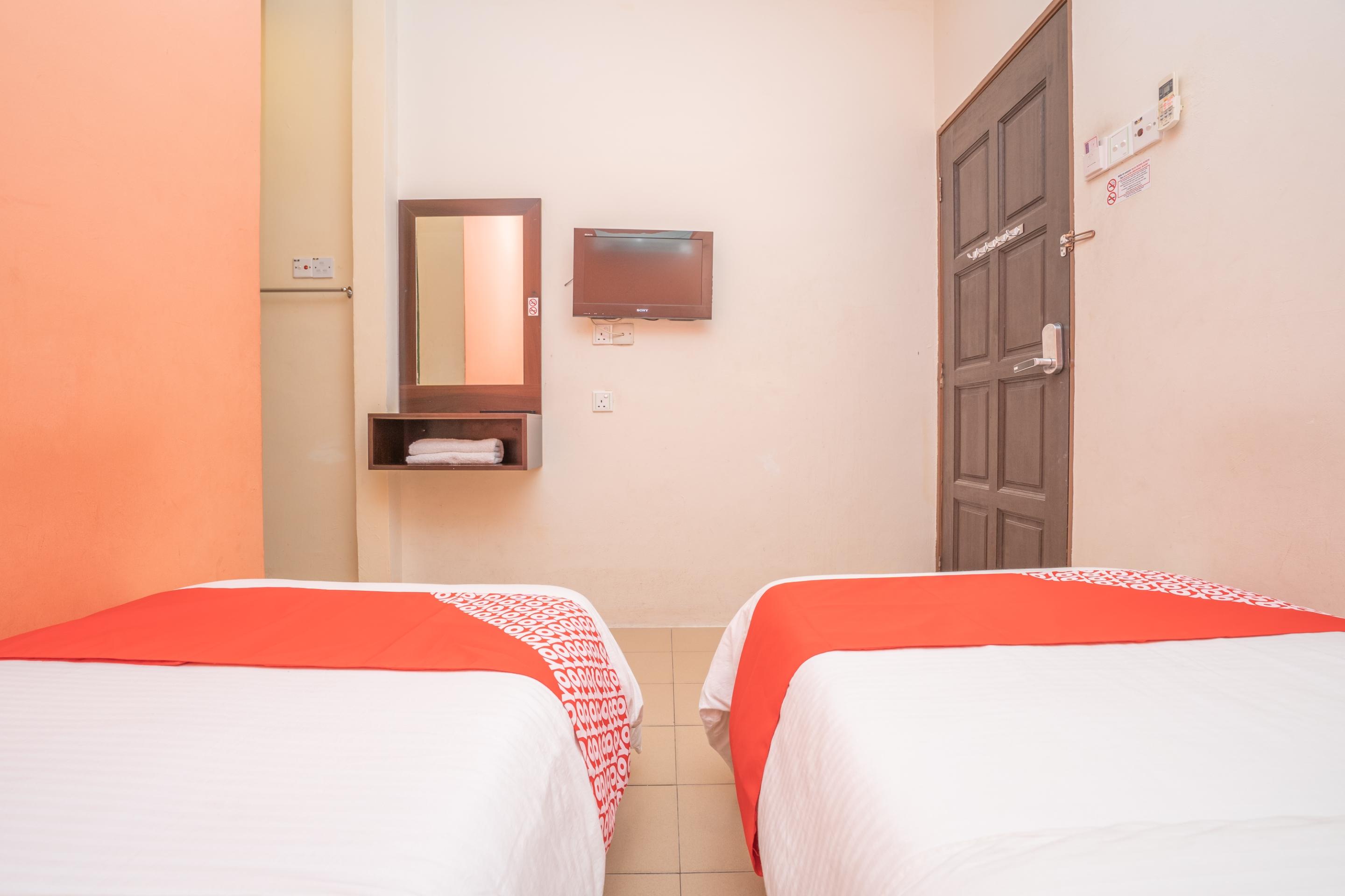 Oyo 44078 The Island Hotel Kampong Pasir Bogak Buitenkant foto