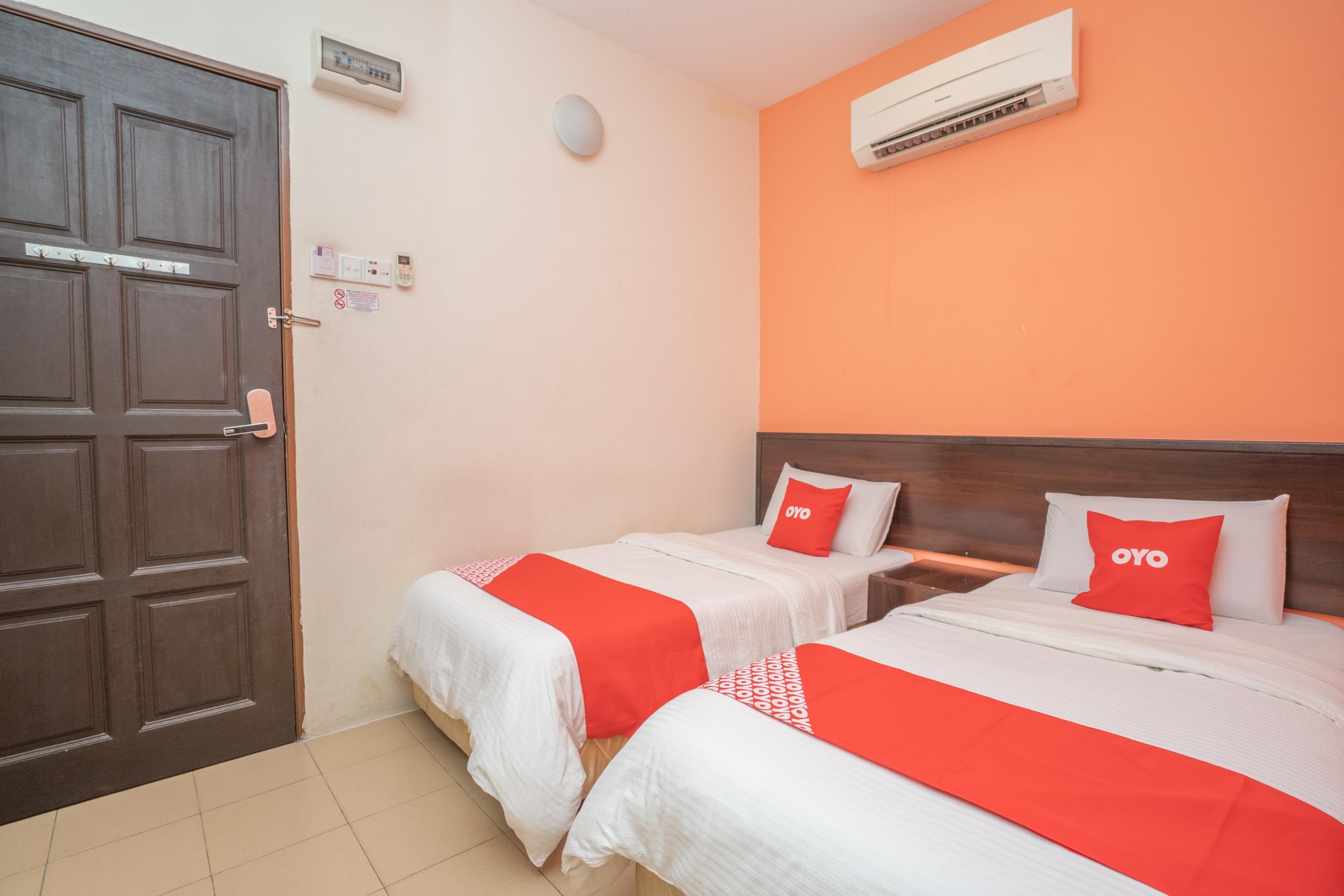 Oyo 44078 The Island Hotel Kampong Pasir Bogak Buitenkant foto
