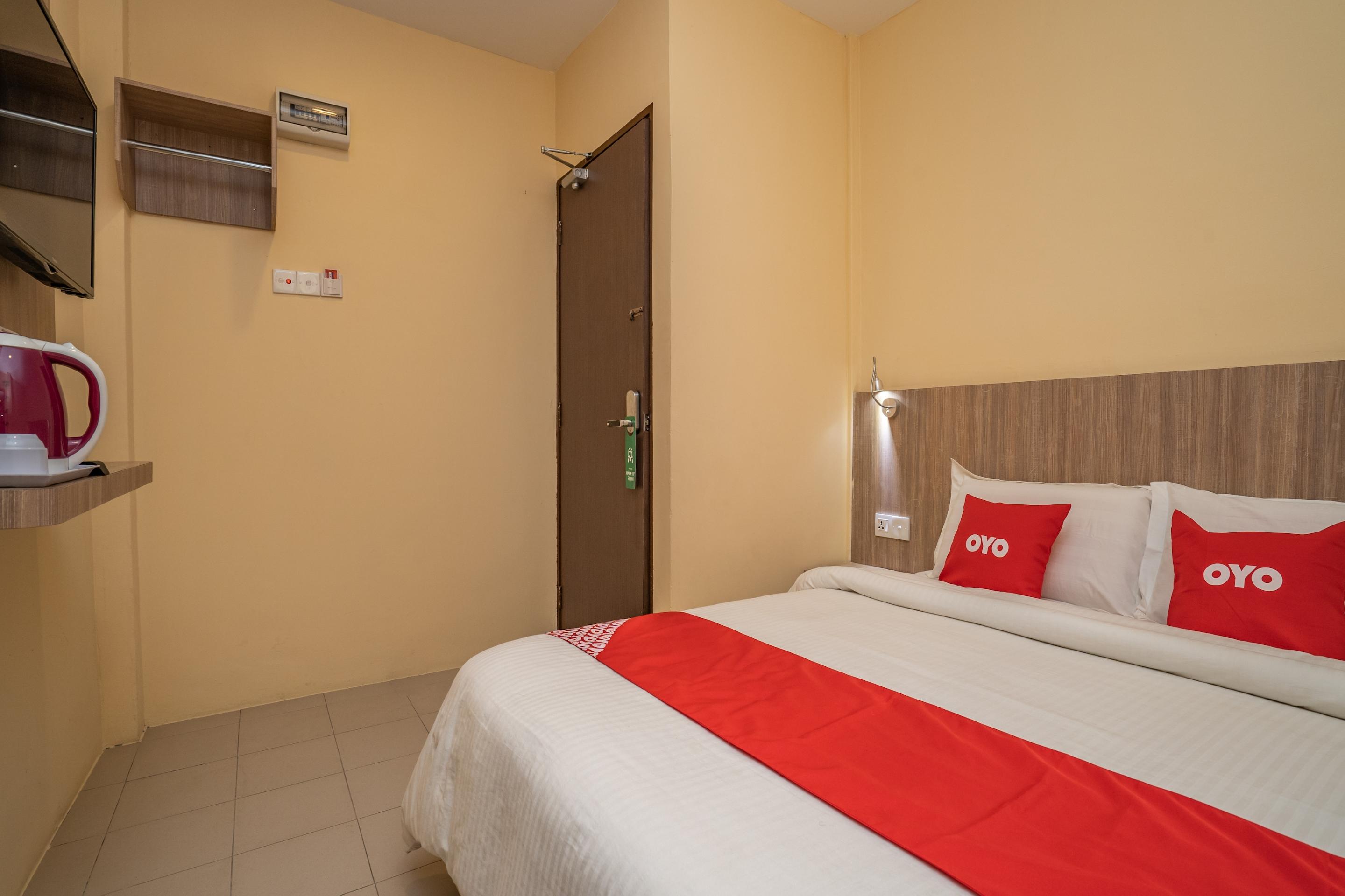 Oyo 44078 The Island Hotel Kampong Pasir Bogak Buitenkant foto