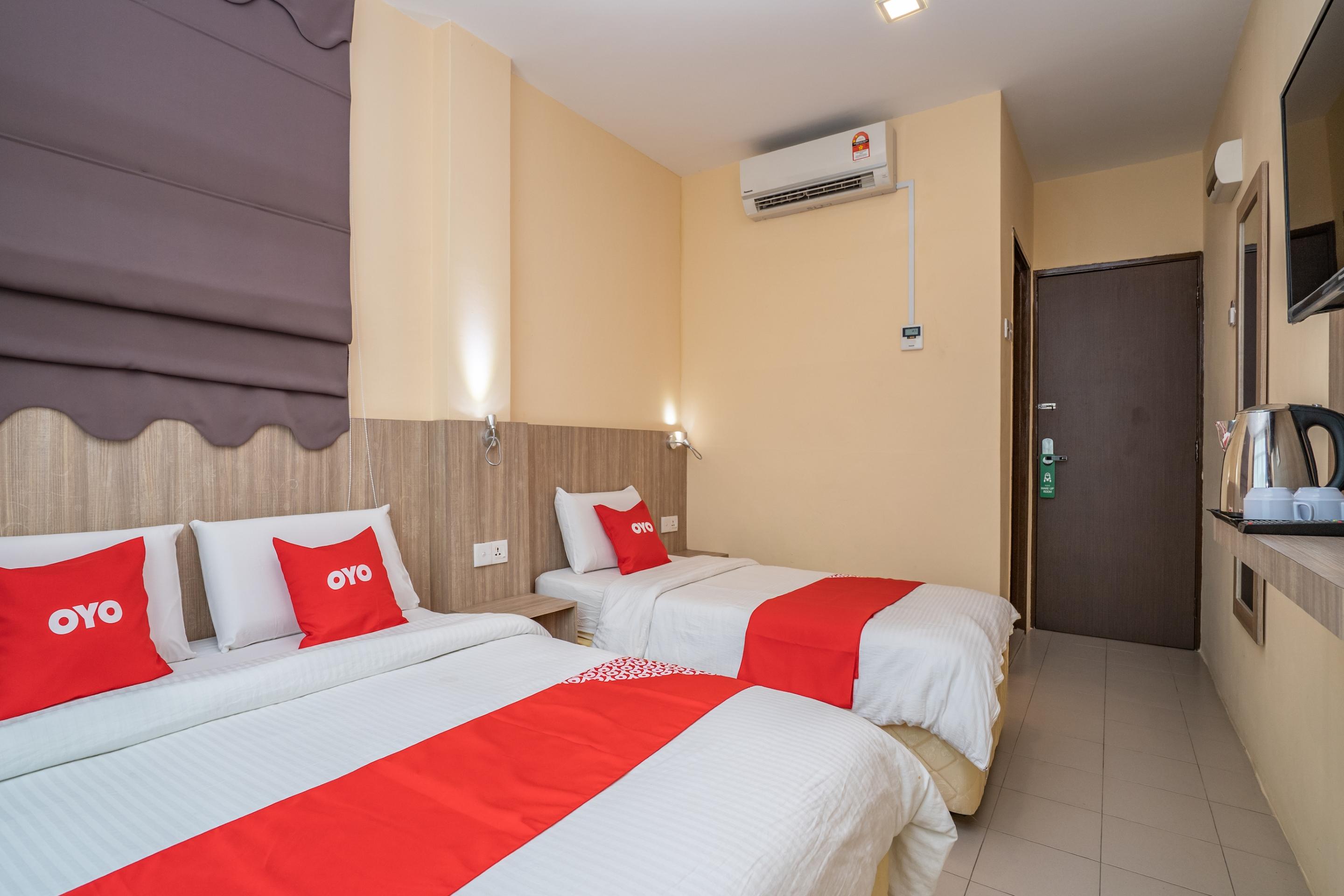 Oyo 44078 The Island Hotel Kampong Pasir Bogak Buitenkant foto
