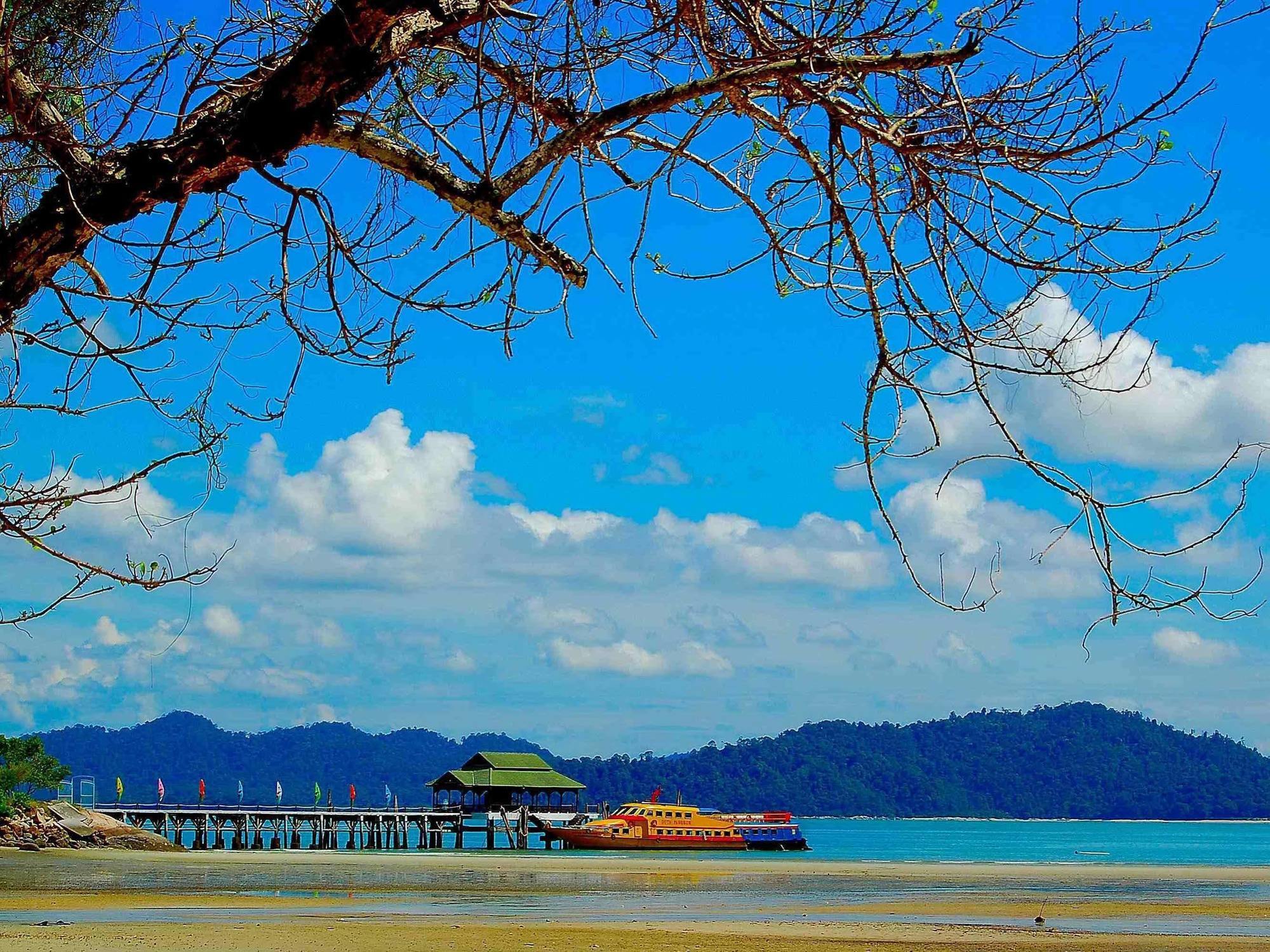 Oyo 44078 The Island Hotel Kampong Pasir Bogak Buitenkant foto