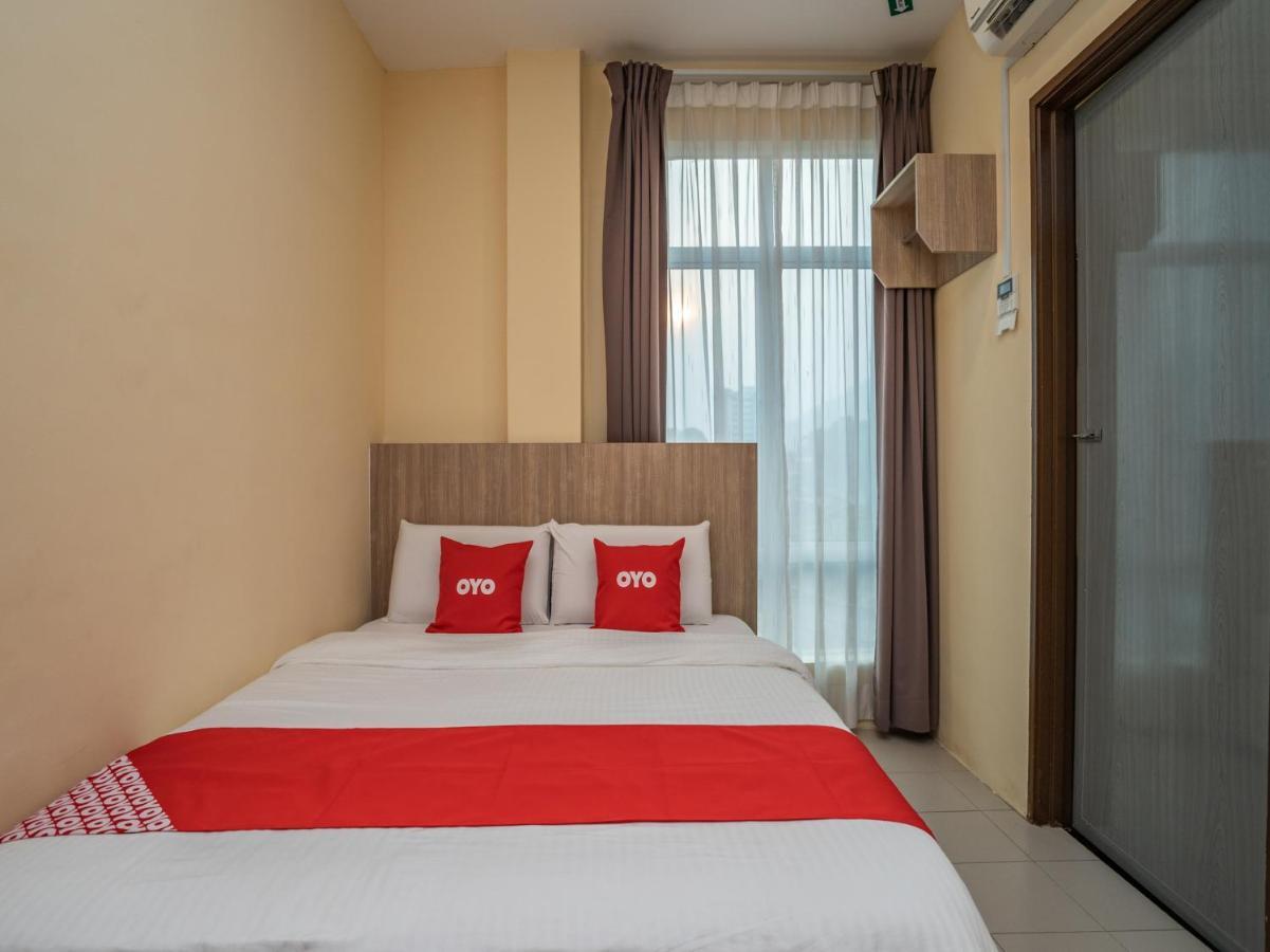 Oyo 44078 The Island Hotel Kampong Pasir Bogak Buitenkant foto