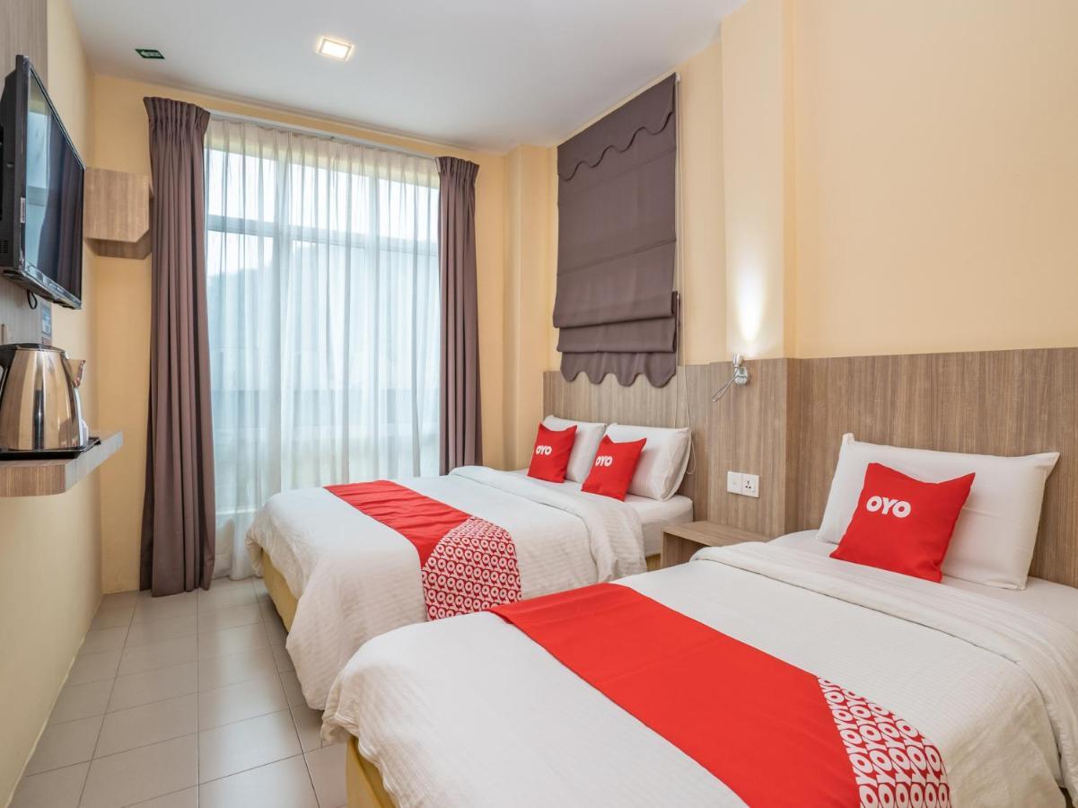 Oyo 44078 The Island Hotel Kampong Pasir Bogak Buitenkant foto